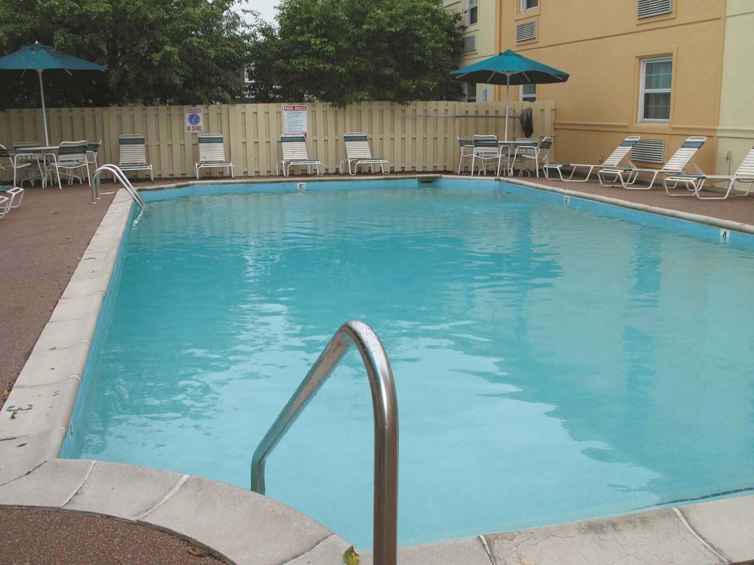 Pet Friendly La Quinta Inn Indianapolis Airport Lynhurst in Indianapolis, Indiana