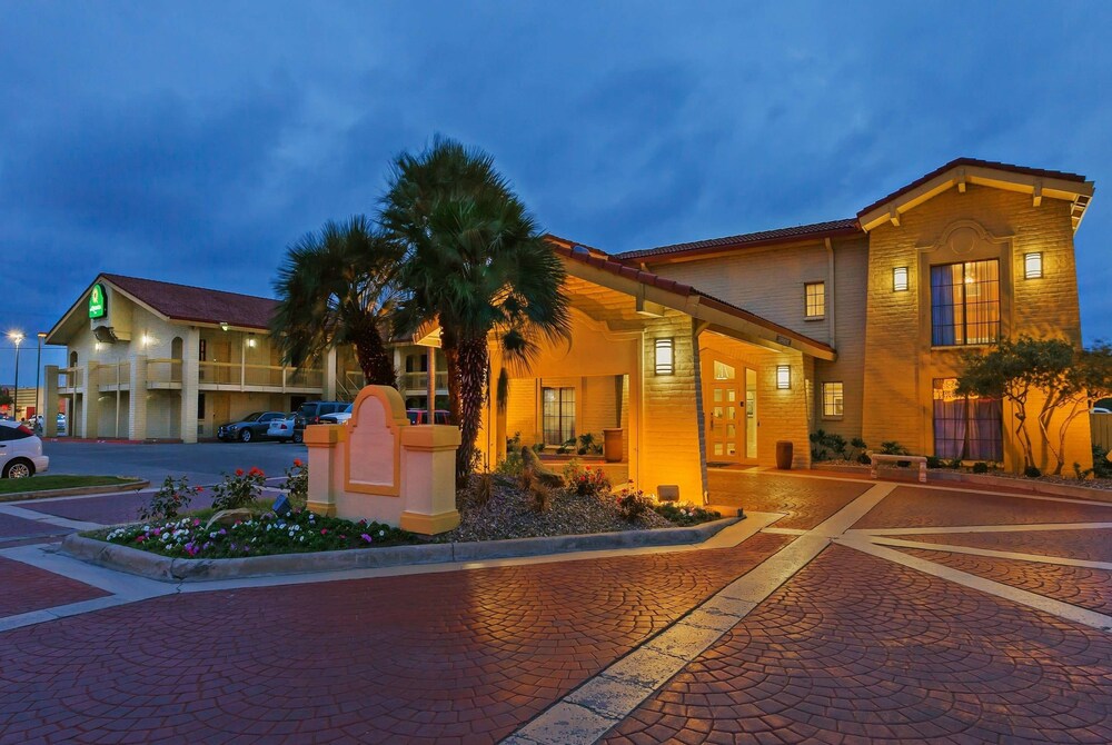 Pet Friendly La Quinta Inn Victoria in Victoria, Texas