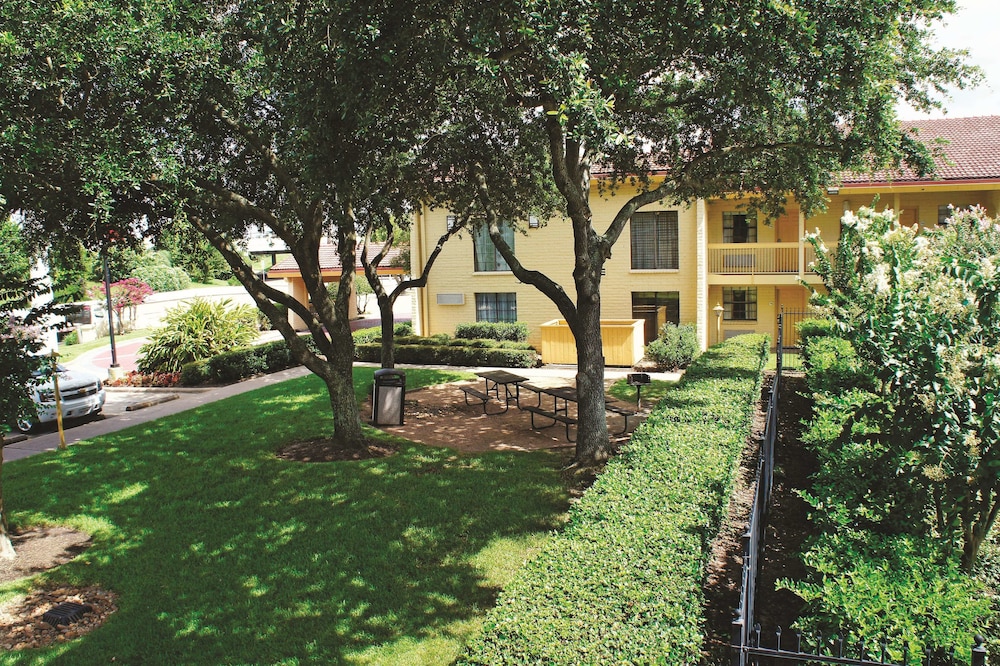 Pet Friendly La Quinta Inn Houston La Porte in La Porte, Texas