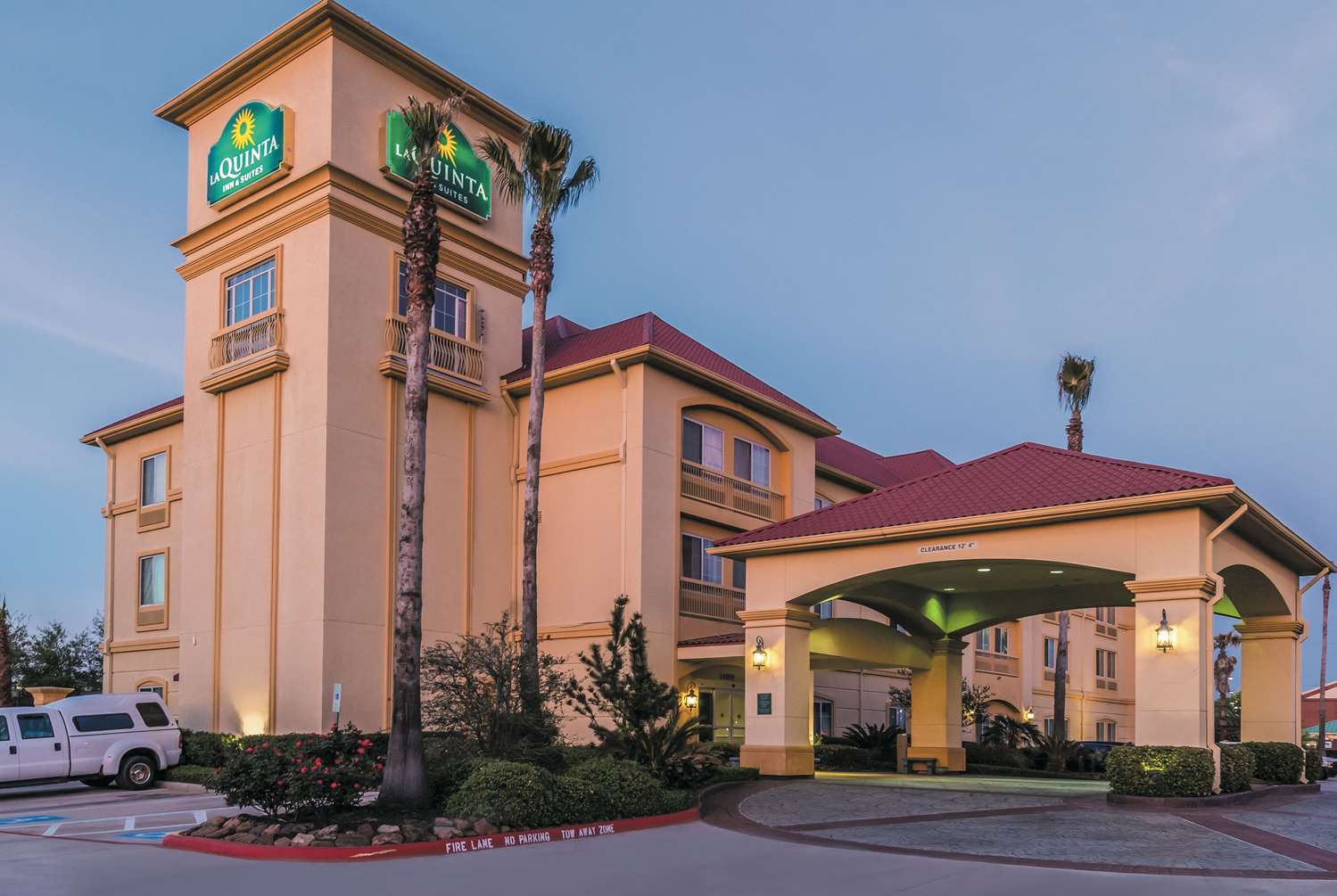 Pet Friendly La Quinta Inn & Suites Tomball in Tomball, Texas