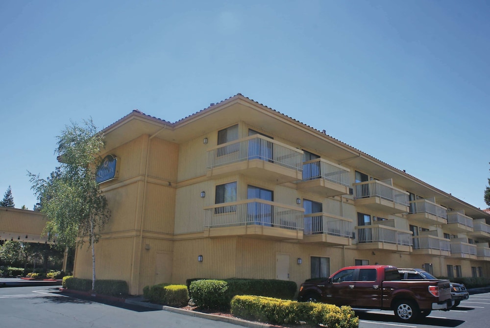 Pet Friendly La Quinta Inn & Suites Oakland - Hayward in Hayward, California