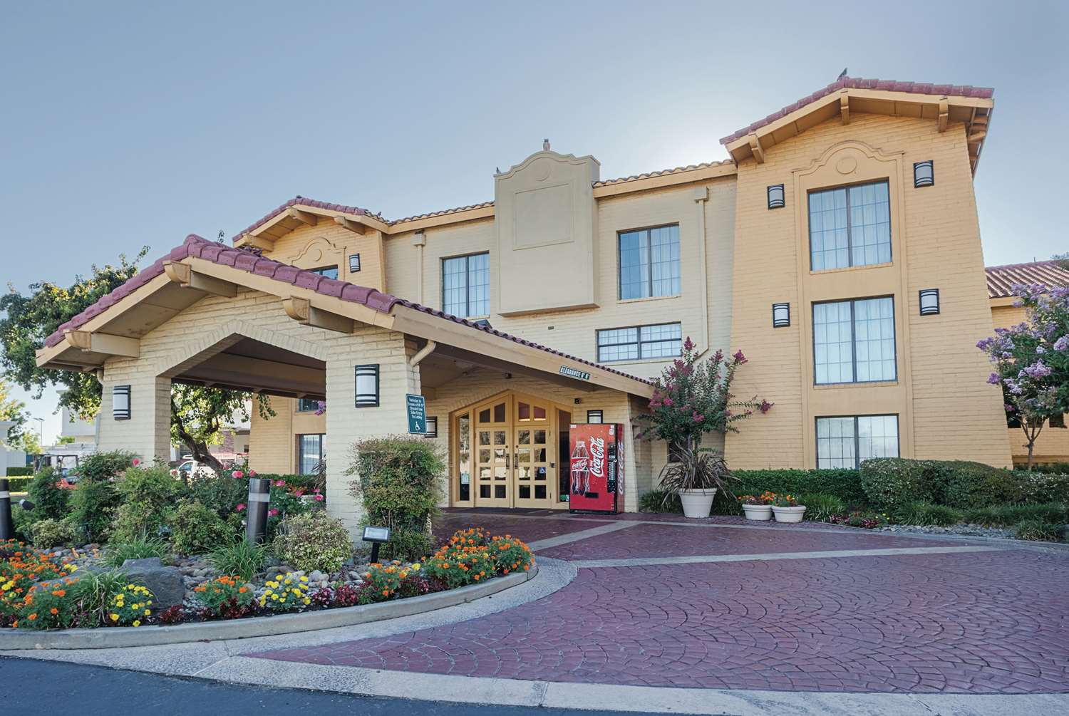 pet friendly hotels east sacramento