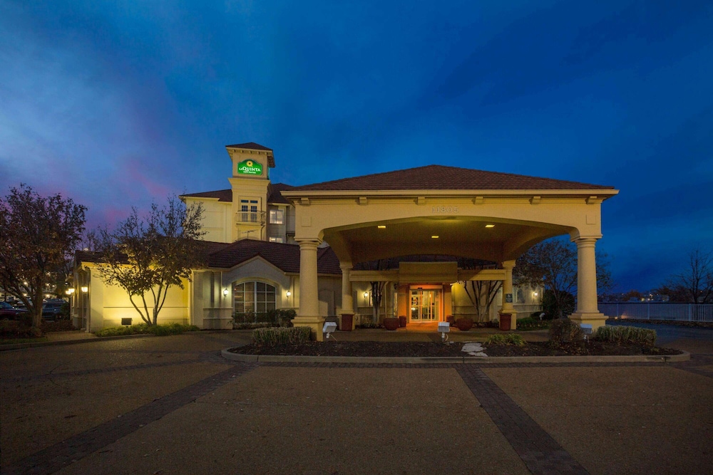 Pet Friendly La Quinta Inn & Suites St. Louis Westport in Saint Louis, Missouri