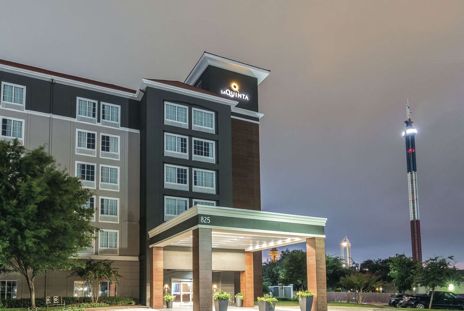 Pet Friendly La Quinta Inn & Suites Arlington North 6 Flags Dr in Arlington, Texas