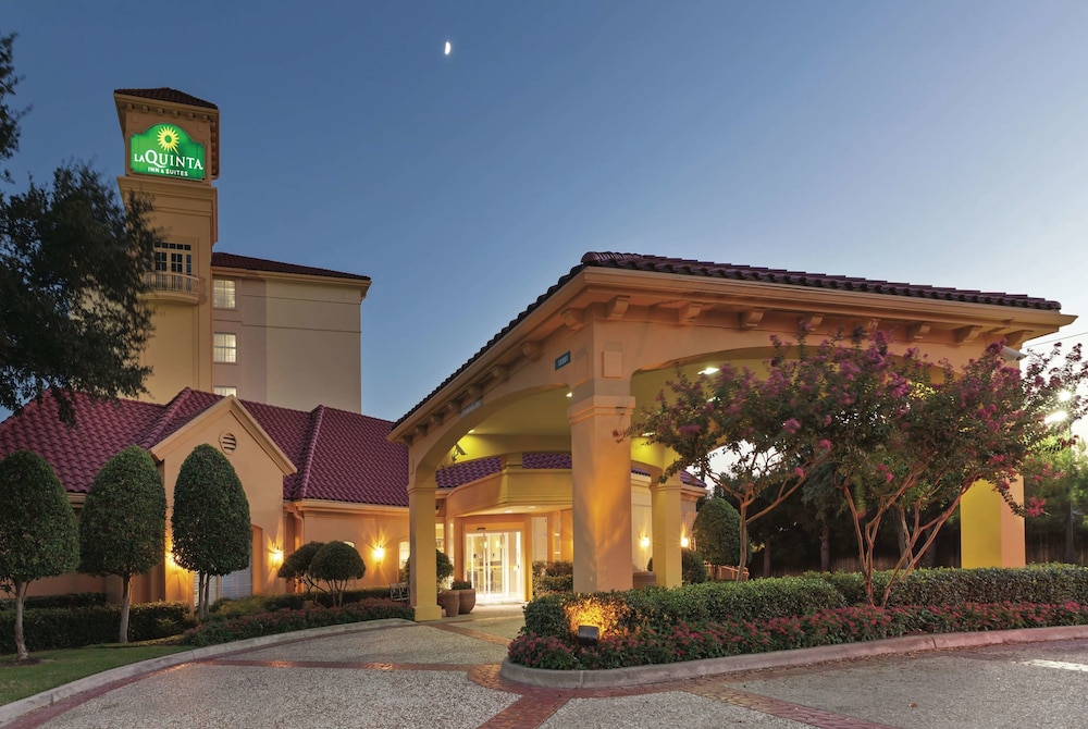 Pet Friendly La Quinta Inn & Suites Dallas North Central in Dallas, Texas