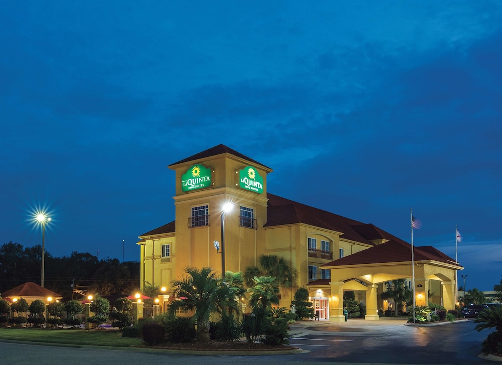 Pet Friendly La Quinta Inn & Suites Prattville in Prattville, Alabama