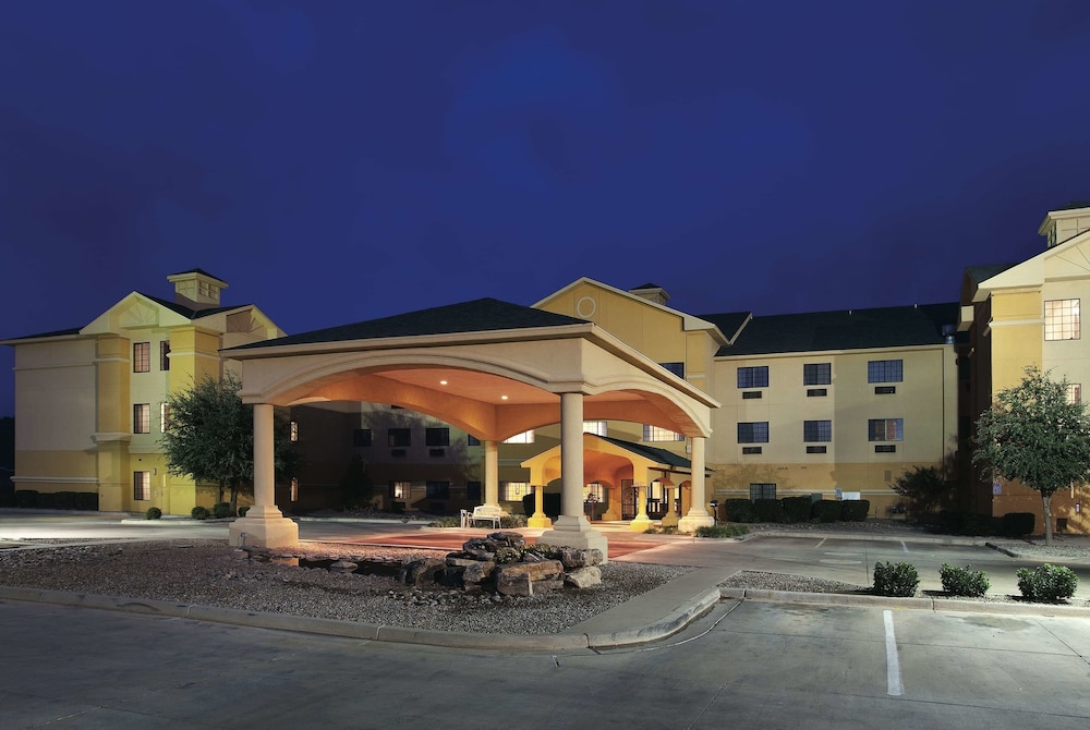8 Best Verified Pet Friendly Hotels In Clovis With Weight Limits Pet Fees