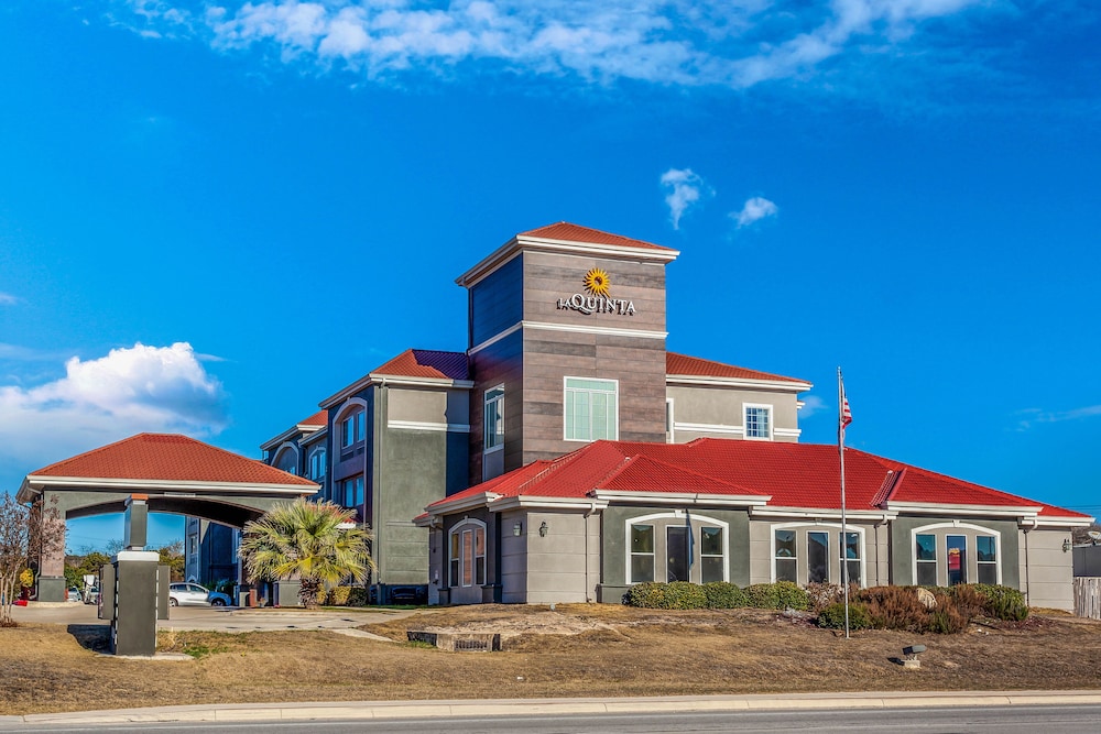 Pet Friendly La Quinta Inn & Suites Kerrville in Kerrville, Texas