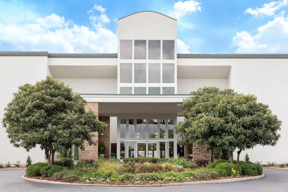 Pet Friendly La Quinta Inn & Suites Valdosta  -  Moody AFB in Valdosta, Georgia