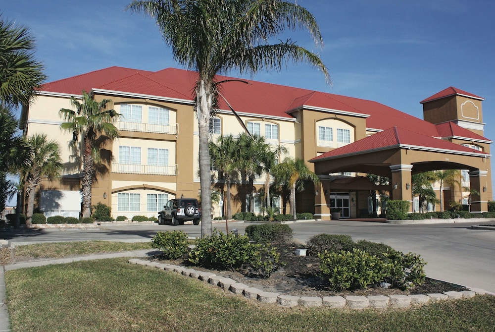 Pet Friendly La Quinta Inn & Suites Corpus Christi Airport in Corpus Christi, Texas