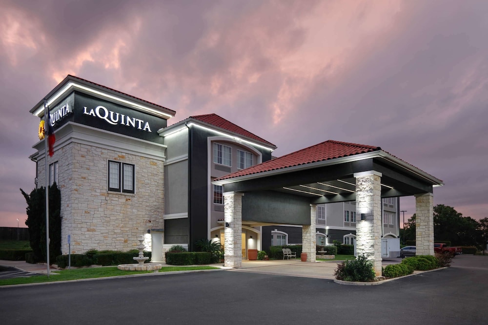 Pet Friendly La Quinta Inn & Suites Fredericksburg in Fredericksburg, Texas