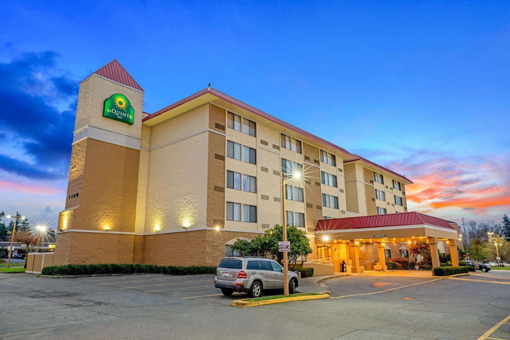 Pet Friendly La Quinta Inn Lynnwood in Lynnwood, Washington