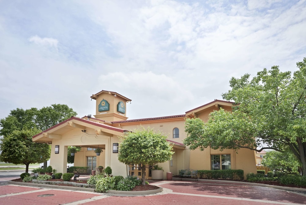 Pet Friendly La Quinta Inn Merrillville in Merrillville, Indiana