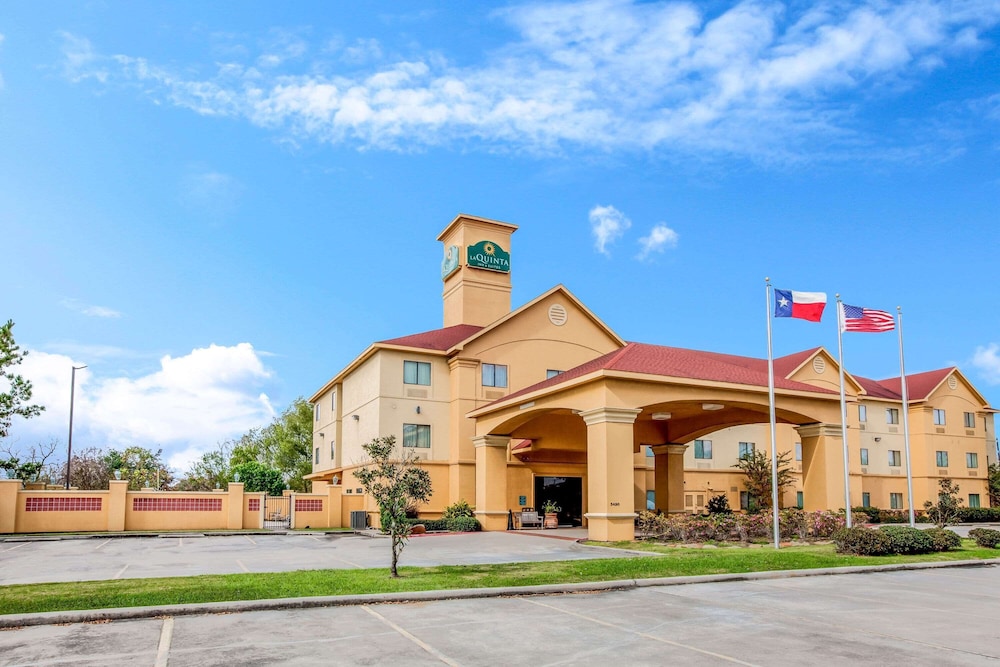 Pet Friendly La Quinta Inn & Suites Pasadena in Pasadena, Texas