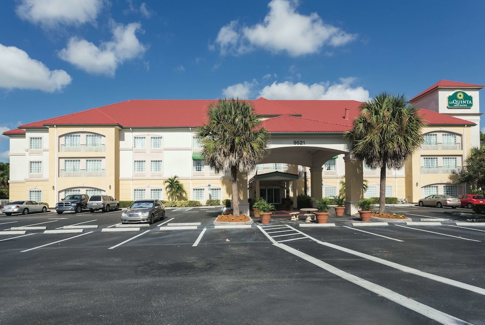 Pet Friendly La Quinta Inn & Suites Fort Myers Airport in Fort Myers, Florida