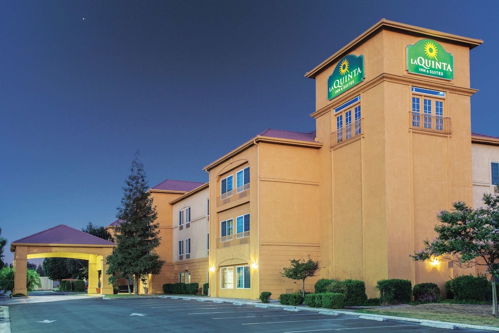 Pet Friendly La Quinta Inn & Suites Bakersfield North in Bakersfield, California