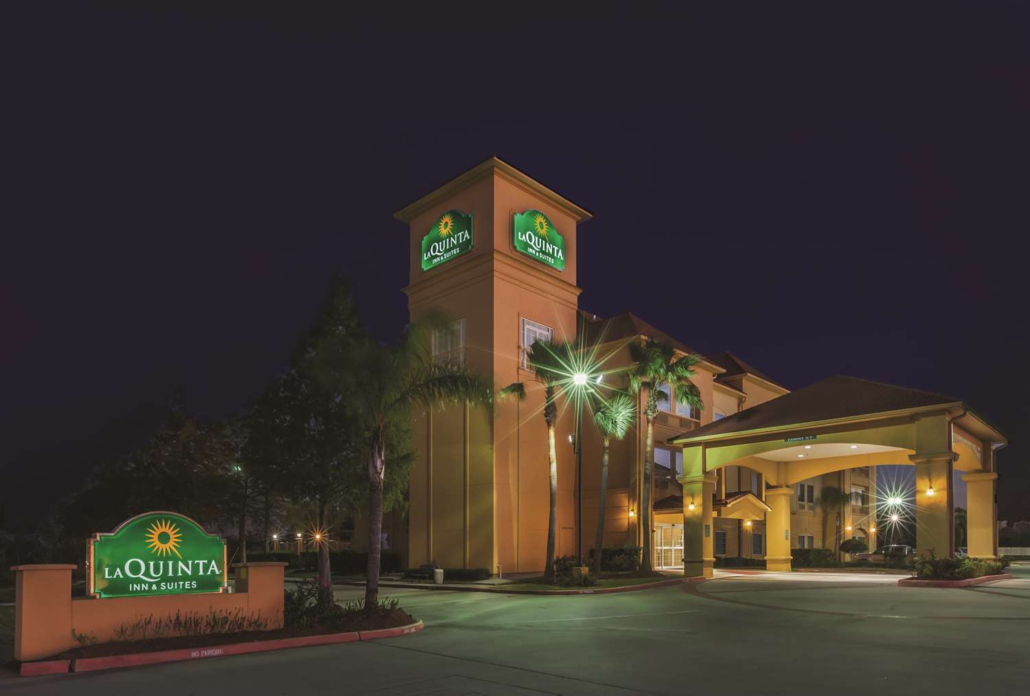 Pet Friendly La Quinta Inn & Suites Pearland in Pearland, Texas