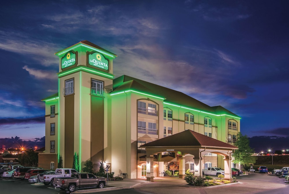 Pet Friendly La Quinta Inn & Suites Oklahoma City - Moore in Moore, Oklahoma