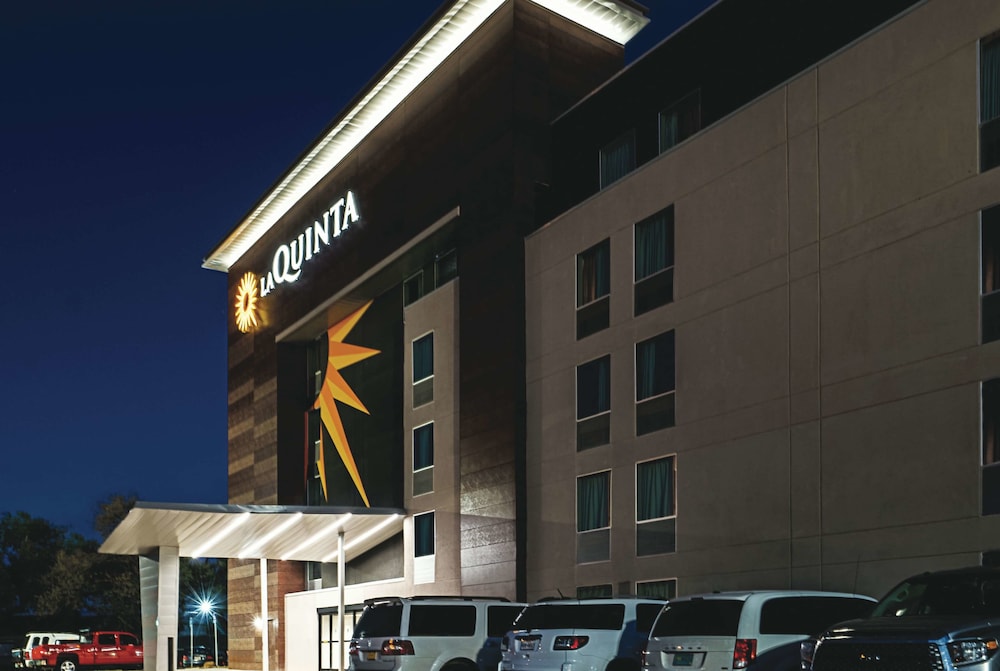 Pet Friendly La Quinta Inn & Suites Lubbock West Medical Center in Lubbock, Texas