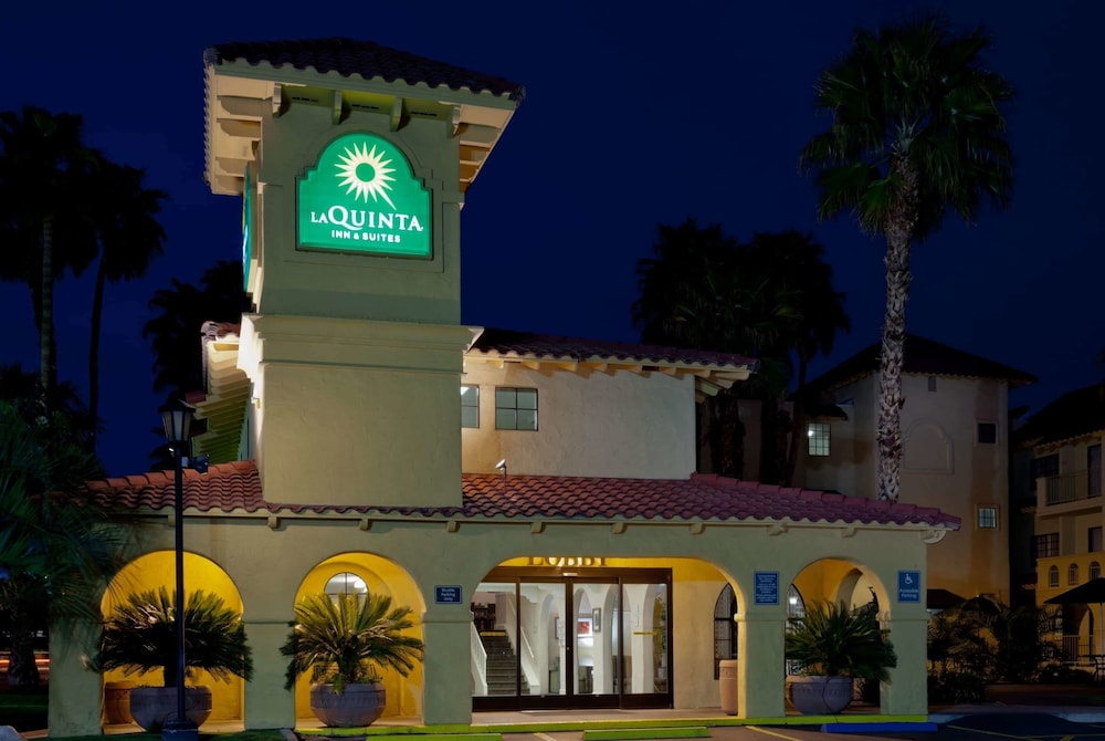 Pet Friendly La Quinta Inn & Suites Las Vegas Airport N Conv. in Las Vegas, Nevada