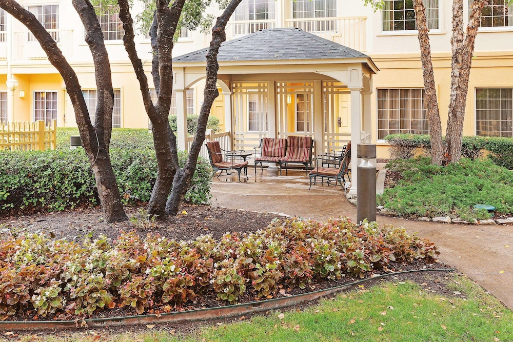 Pet Friendly La Quinta Inn & Suites Dallas - Addison Galleria in Dallas, Texas