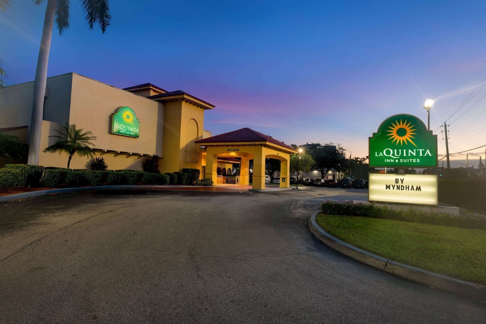 Pet Friendly La Quinta Inn & Suites Ft Lauderdale Cypress Creek in Fort Lauderdale, Florida