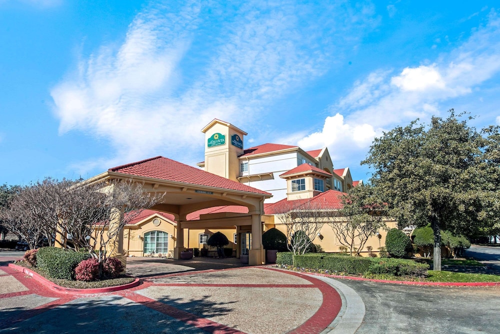 Pet Friendly La Quinta Inn & Suites Dallas Arlington South in Arlington, Texas