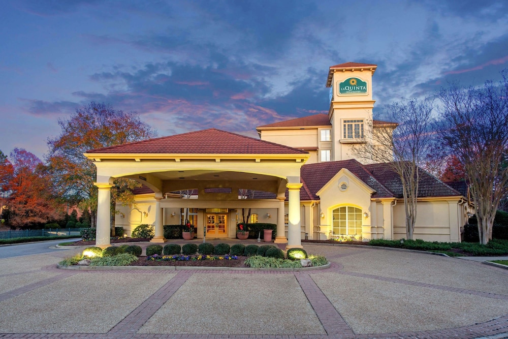 Pet Friendly La Quinta Inn & Suites Raleigh Cary in Cary, North Carolina