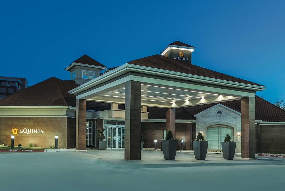 Pet Friendly La Quinta Inn & Suites Dallas Plano West in Plano, Texas