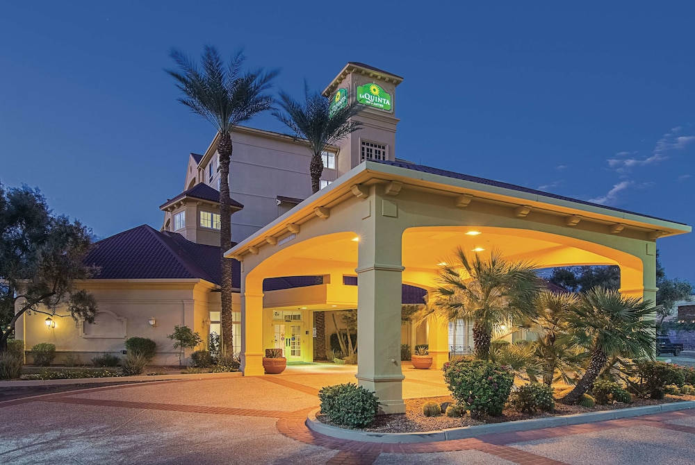 Pet Friendly La Quinta Inn & Suites Phoenix Mesa West in Mesa, Arizona