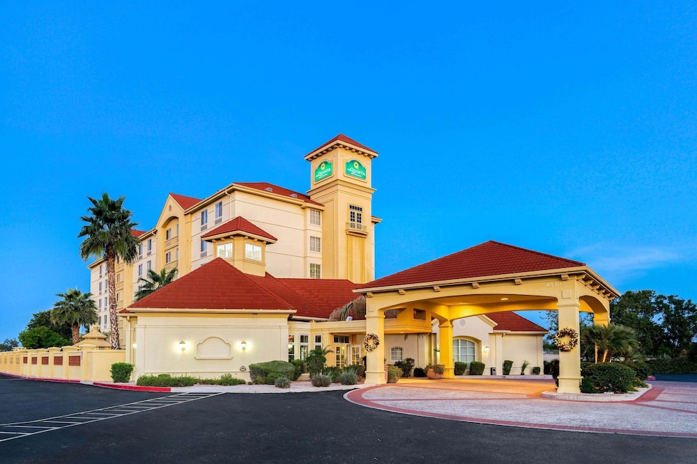 Pet Friendly La Quinta Inn & Suites Mesa Superstition Springs in Mesa, Arizona