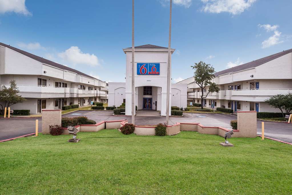 Pet Friendly Motel 6 Dallas - Irving Dfw Airport East in Irving, Texas