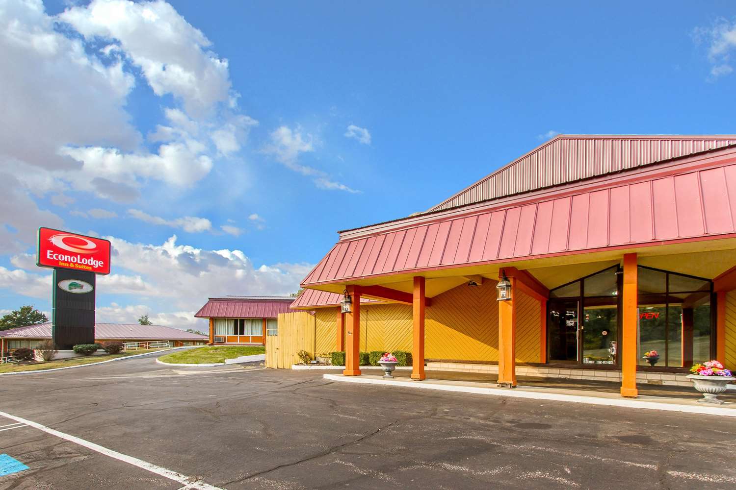 Pet Friendly Econo Lodge Inn & Suites in Gilbertsville, Kentucky