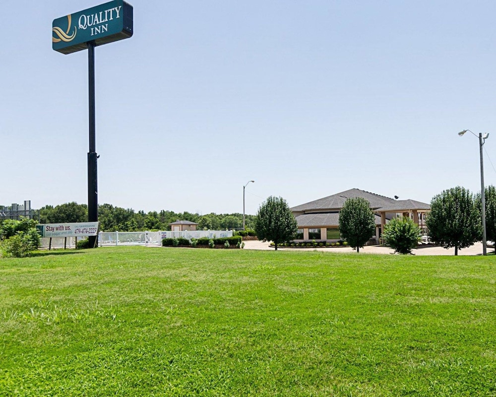 Pet Friendly Quality Inn in Van Buren, Arkansas