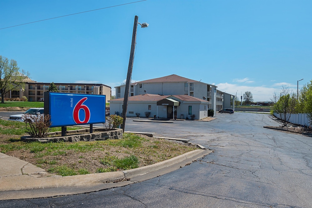 Pet Friendly Motel 6 Blue Springs in Blue Springs, Missouri