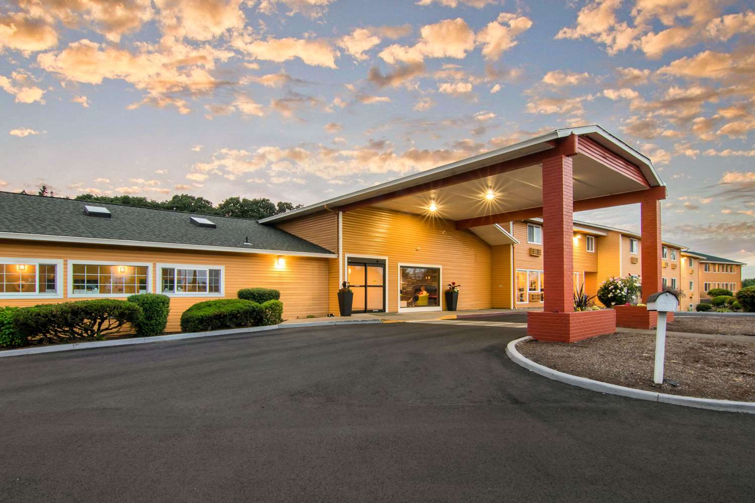 Pet Friendly Quality Inn and Suites in Albany, Oregon