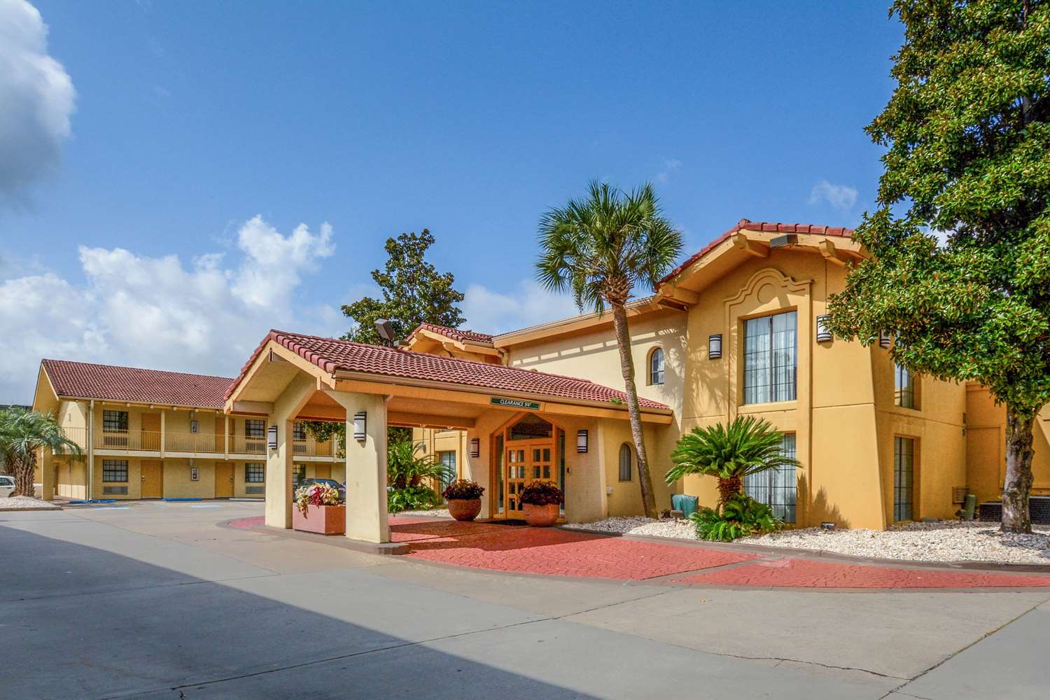 Pet Friendly Quality Inn & Suites North Charleston Ashley Phosphate in North Charleston, South Carolina