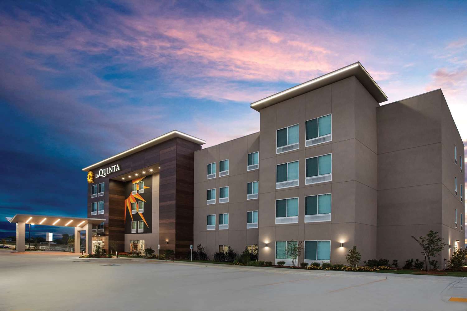 Pet Friendly La Quinta Inn & Suites Owasso in Owasso, Oklahoma