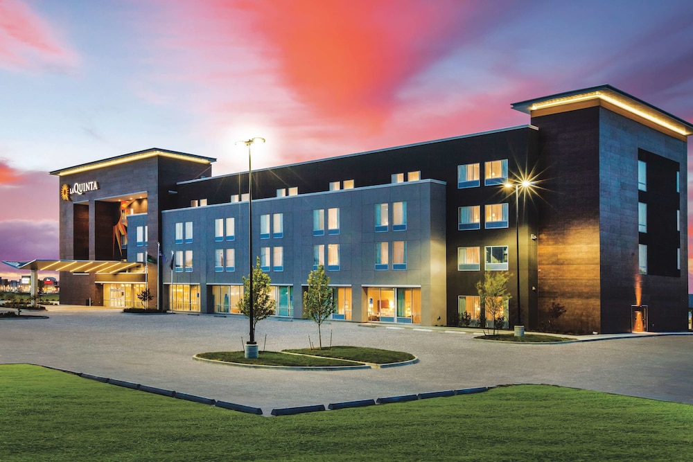 Pet Friendly La Quinta Inn & Suites Wichita Northeast in Wichita, Kansas