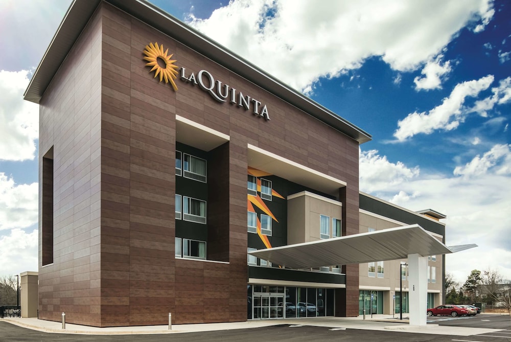 Pet Friendly La Quinta Inn & Suites McDonough in Mcdonough, Georgia