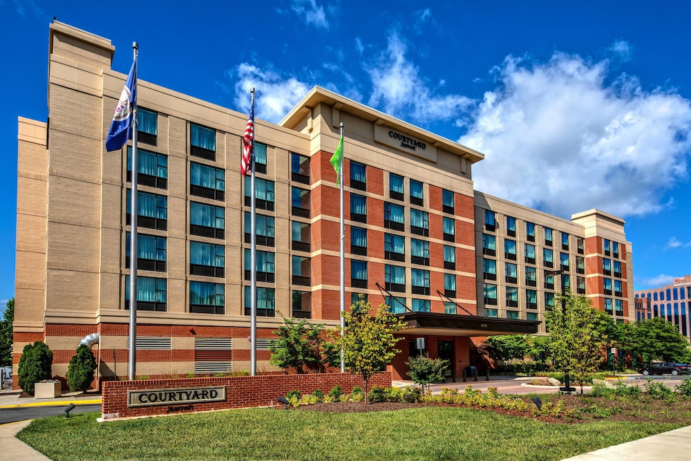 Pet Friendly Courtyard By Marriott Dulles Airport Herndon in Herndon, Virginia