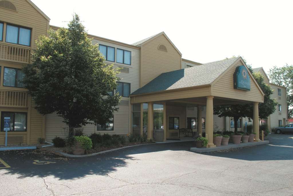 Pet Friendly La Quinta Inn Kansas City North in North Kansas City, Missouri