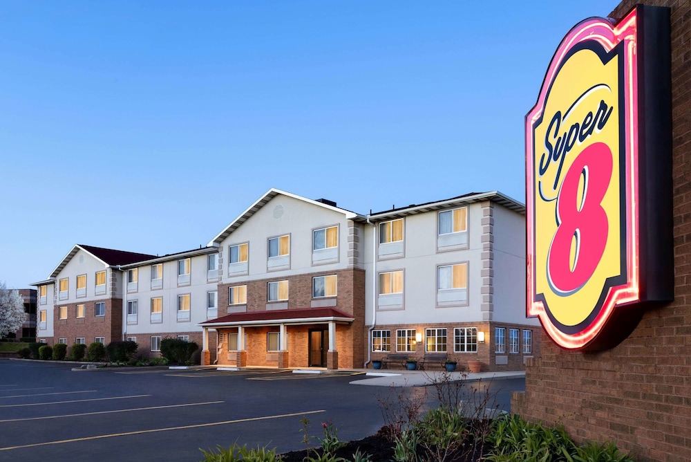 Pet Friendly La Quinta Inn & Suites Cleveland - Airport North in Cleveland, Ohio