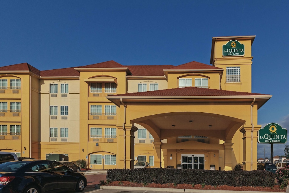 Pet Friendly La Quinta Inn & Suites Houston - Magnolia in Magnolia, Texas