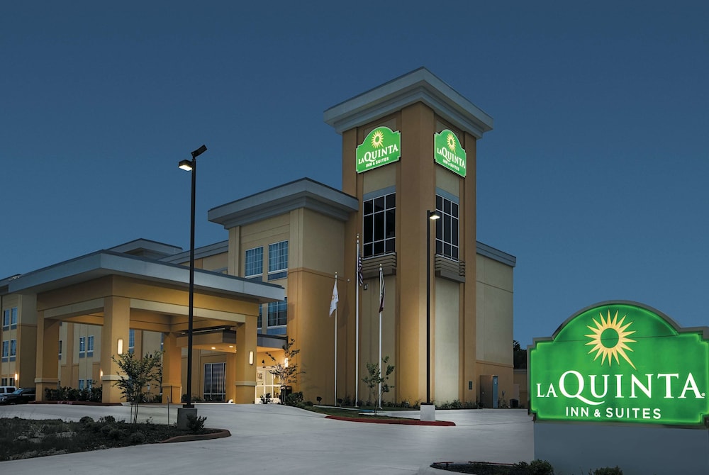 Pet Friendly La Quinta Inn & Suites Karnes City - Kenedy in Karnes City, Texas