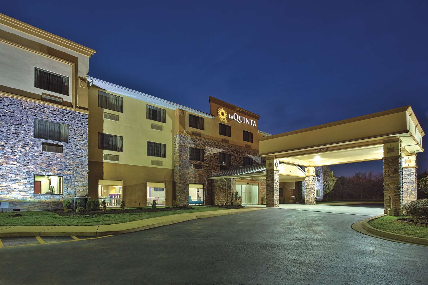 Pet Friendly La Quinta Inn & Suites Fairborn Wright-Patterson in Fairborn, Ohio