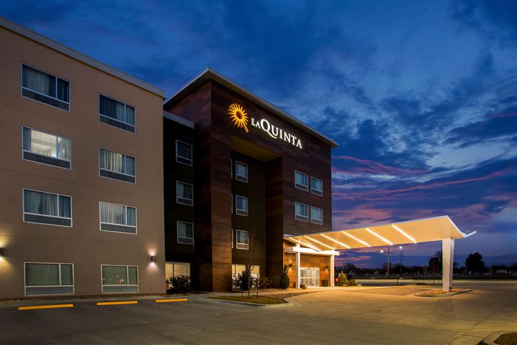 Pet Friendly La Quinta Inn & Suites Pittsburg in Pittsburg, Kansas