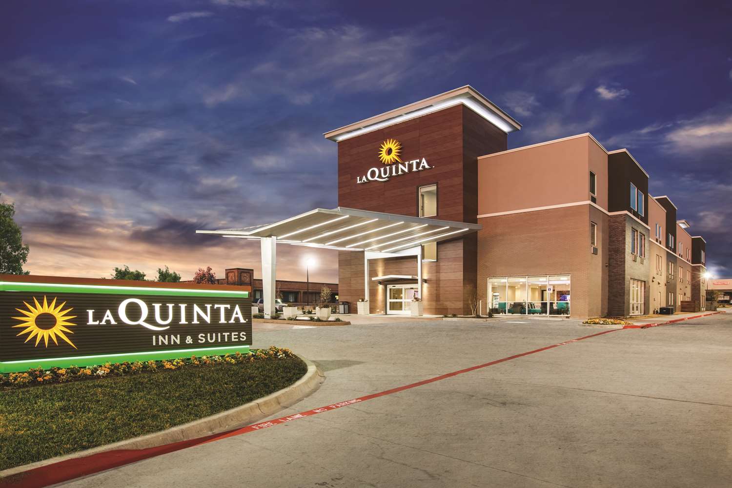 Pet Friendly La Quinta Inn & Suites Dallas Northeast-Arboretum in Garland, Texas