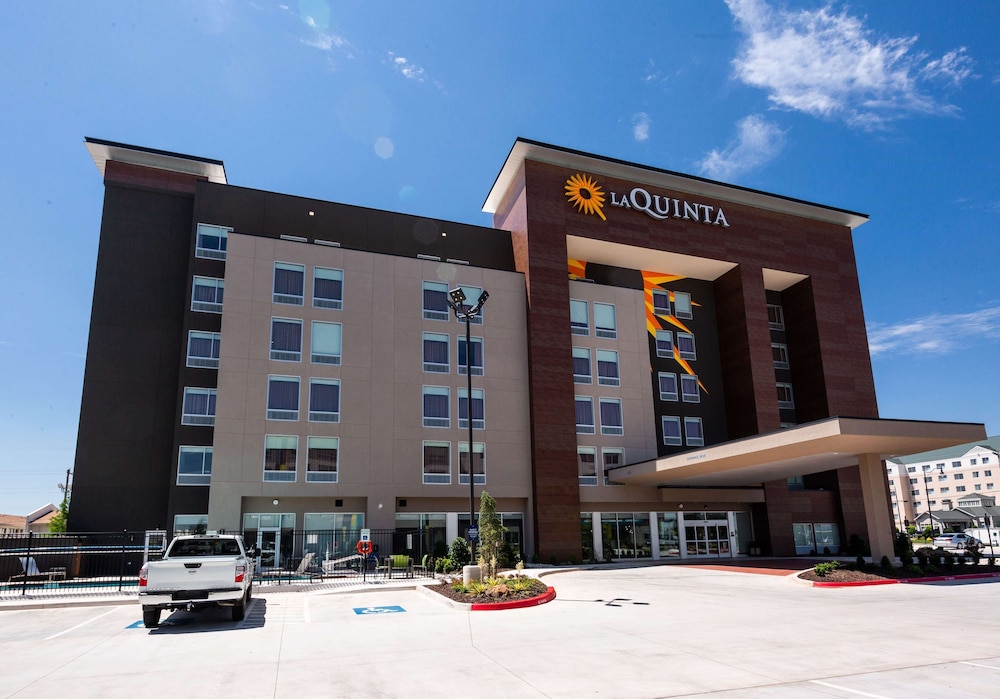 Pet Friendly La Quinta Inn & Suites Oklahoma City Airport in Oklahoma City, Oklahoma