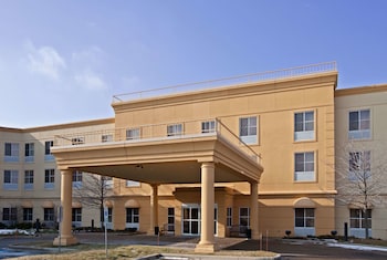 Pet Friendly La Quinta Inn & Suites Bannockburn-Deerfield in Bannockburn, Illinois